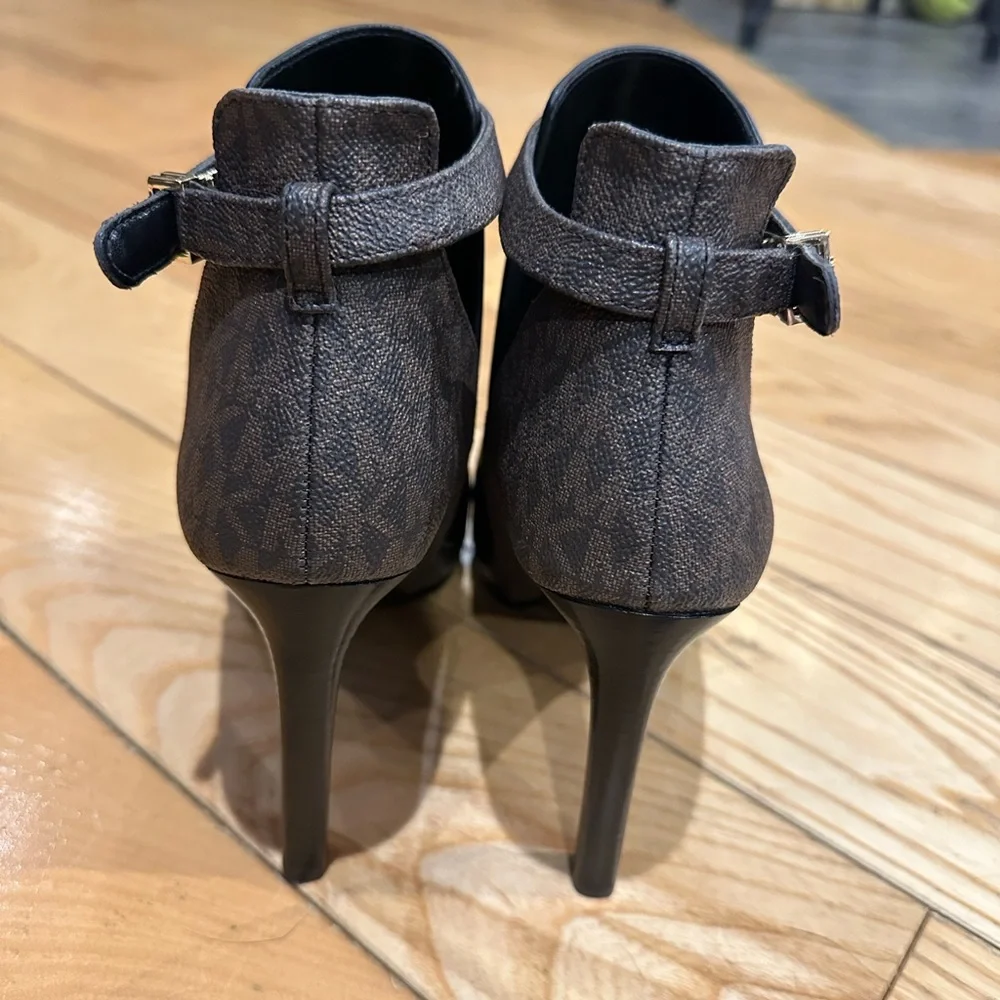 Michael Kors Lawson Open Toe High Heel Black Leather/Brown Signature Logo - Picture 4 of 8